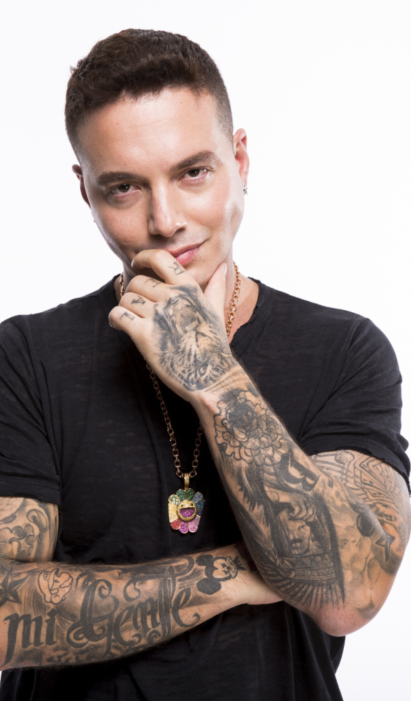 Стильный мужчина, певец Джей Бальвин в черной футболке