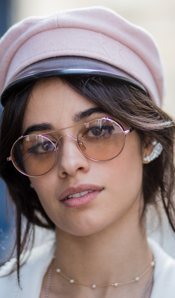 Стильная певица Камила Кабельо в очках и кепке