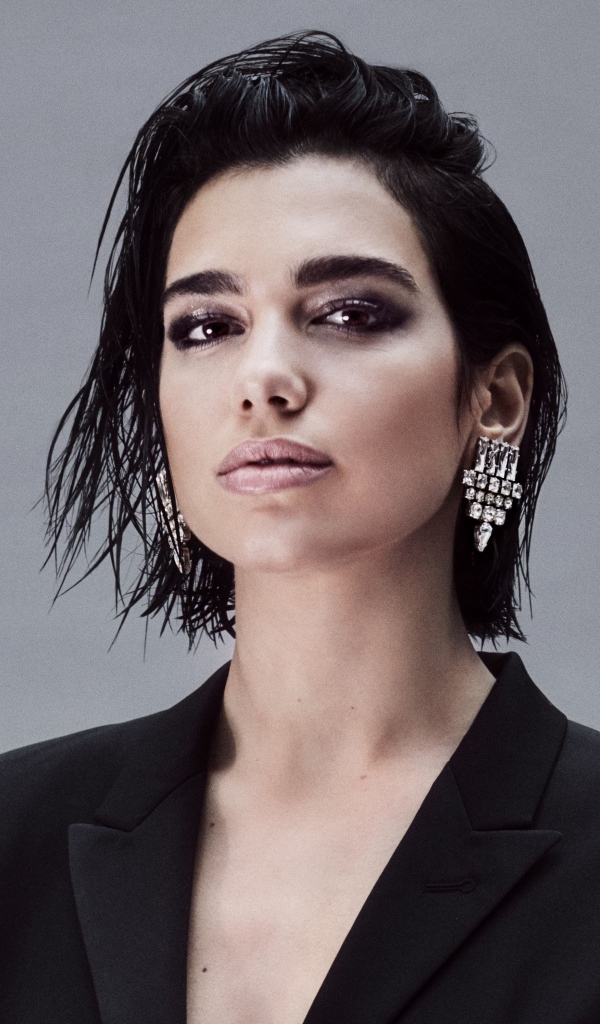 Стильная певица Дуа Липа на сером фоне