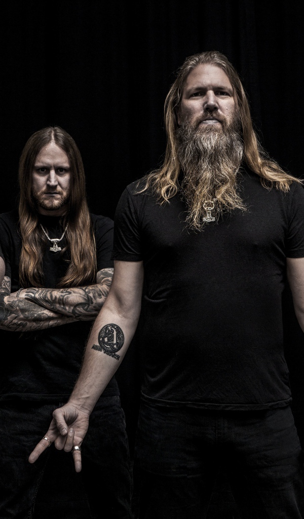 Шведская метал-группа Amon Amarth на черном фоне