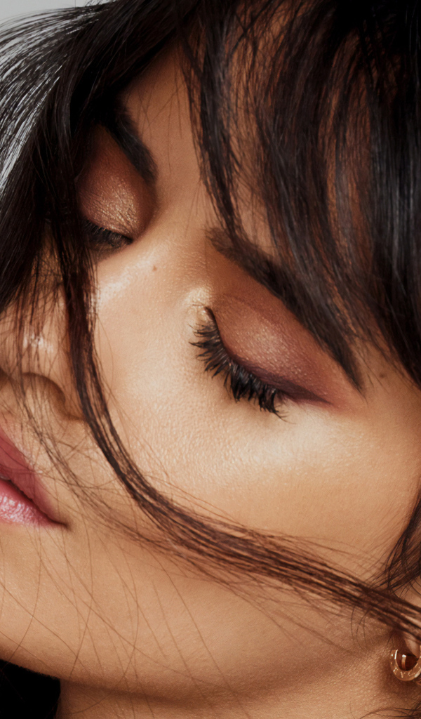 Нежная девушка с закрытыми глазами, певица Камила Кабельо