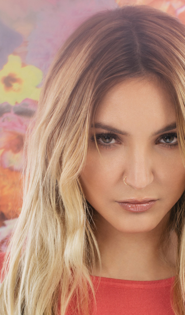 Взгляд певицы Джулии Майклз