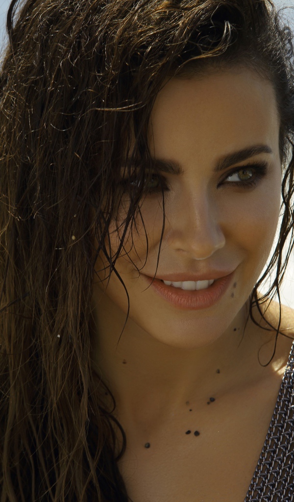 Украинская певица Ани Лорак с мокрыми волосами