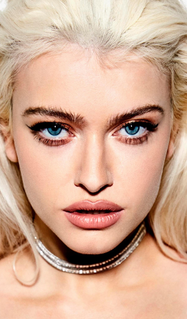 Молодая блондинка, поп исполнительница Элис Чэтер крупным планом