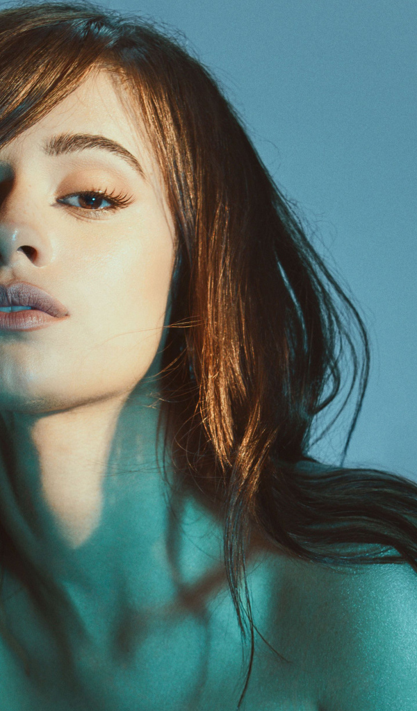 Молодая кареглазая певица Камила Кабельо на синем фоне