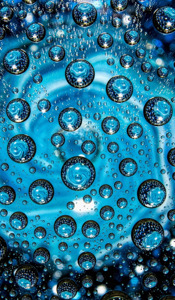 Много пузырей в голубой воронке