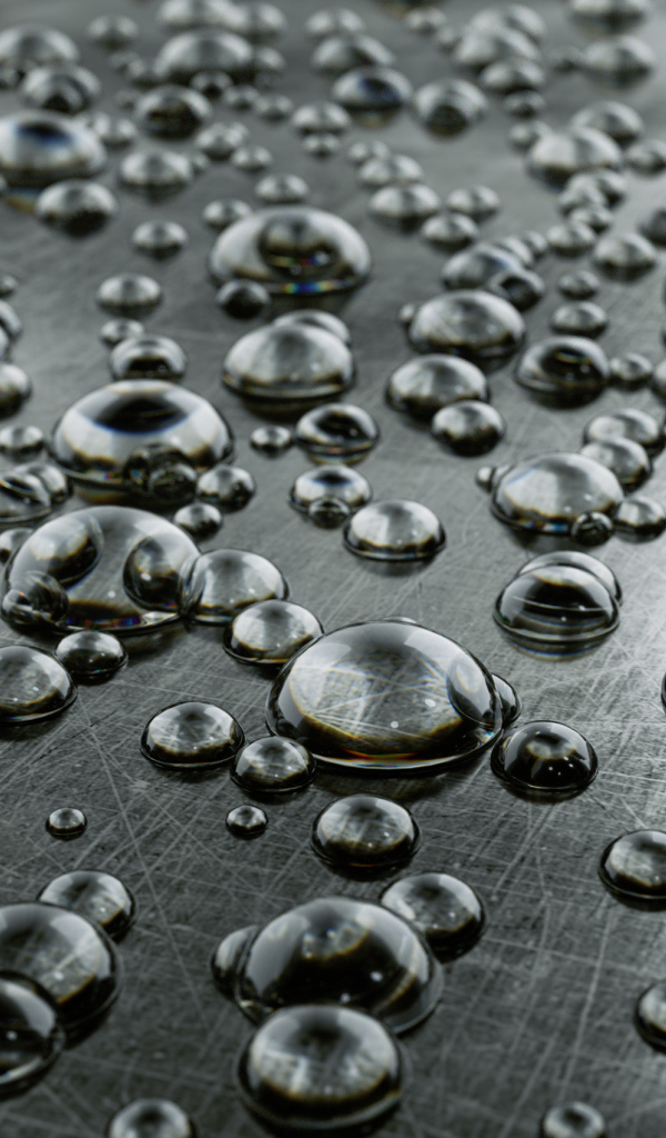 Много капель на серой железной поверхности 