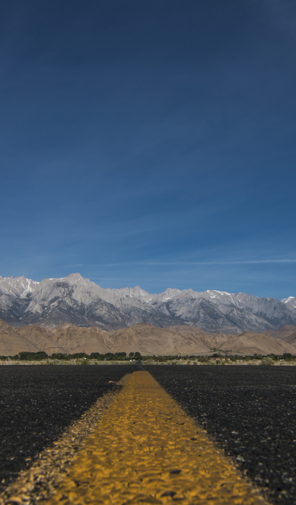 Асфальтовая дорога на фоне гор