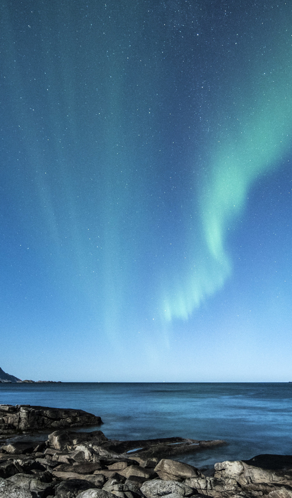 Полярное сияние над заливом