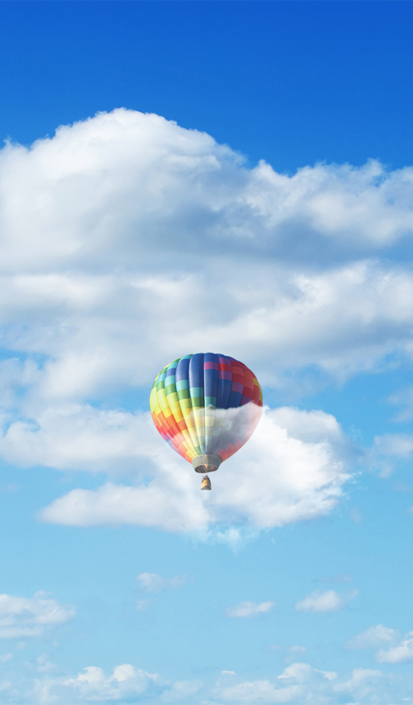 Воздушные шары в голубом небе с белыми облаками 