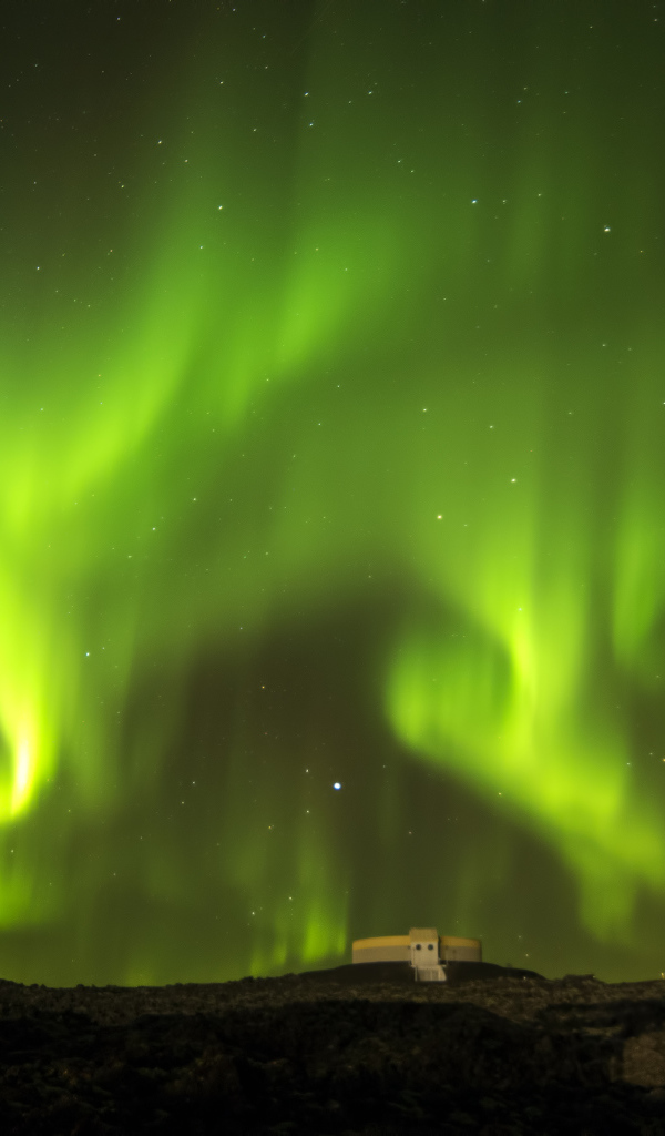Красивое зеленое северное сияние в звездном ночном небе