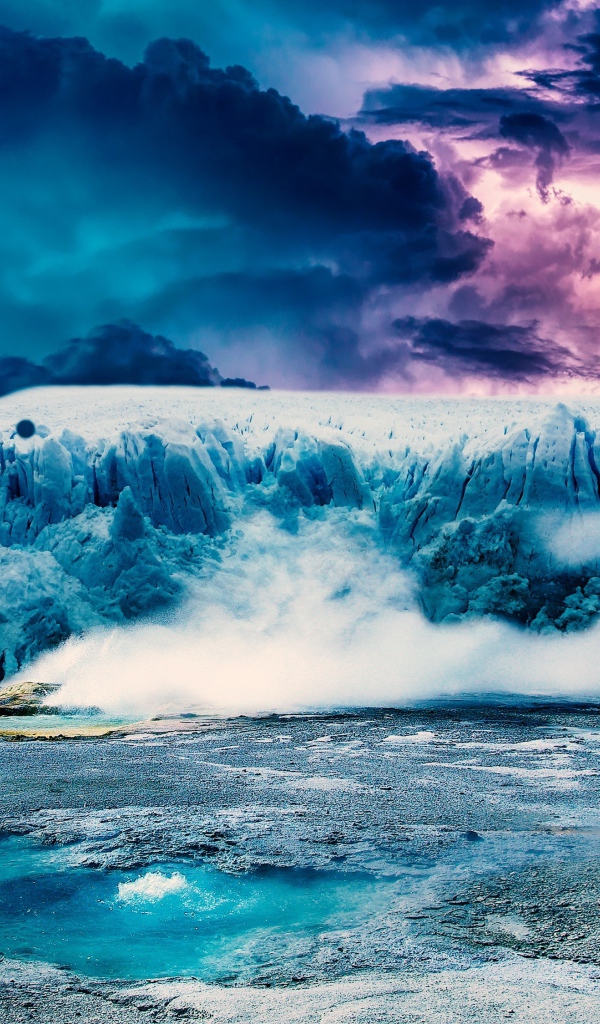 Большой голубой айсберг под грозовым небом