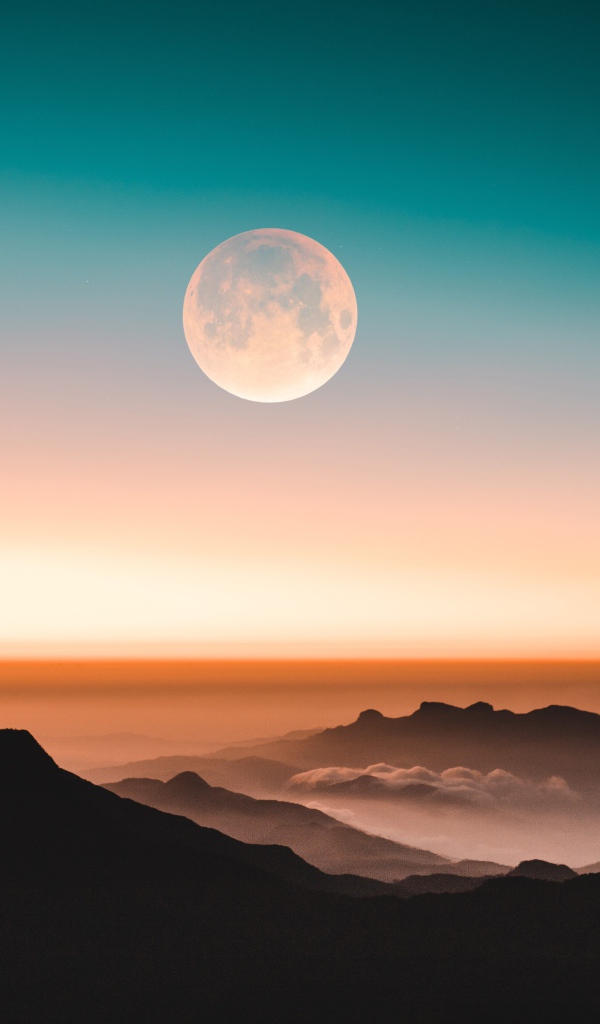 Большая круглая луна в ночном небе над холмами