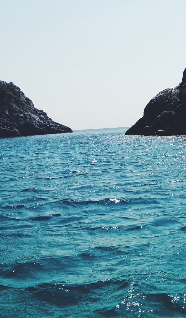 Голубая вода в заливе между гор 