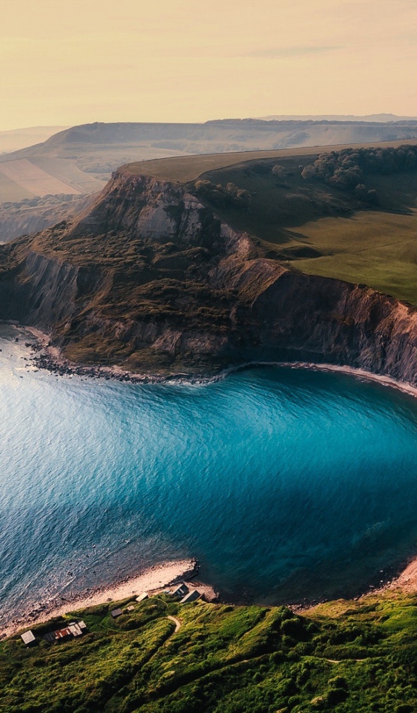 Голубая вода в заливе у гор 