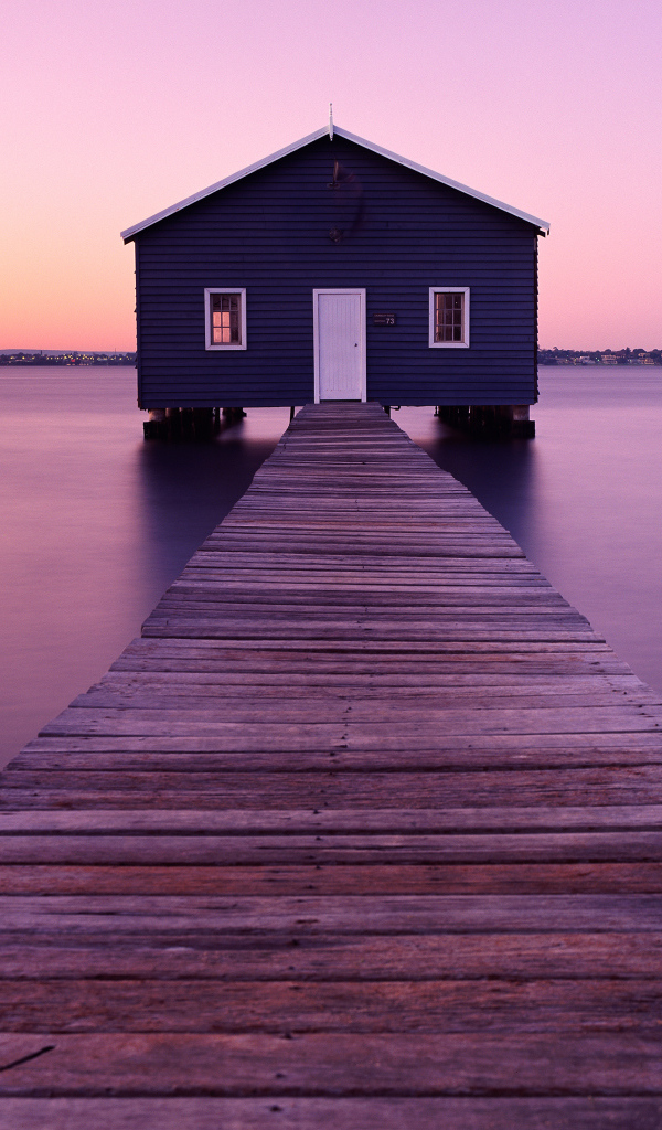 Мост с домом на воде под красивым небом