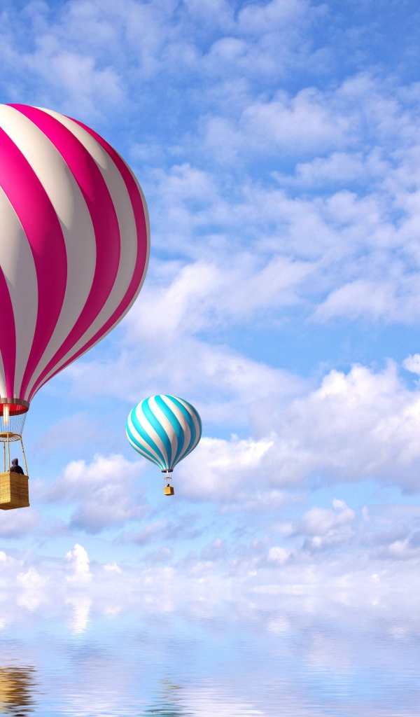 Яркие воздушные шары в небе над водой