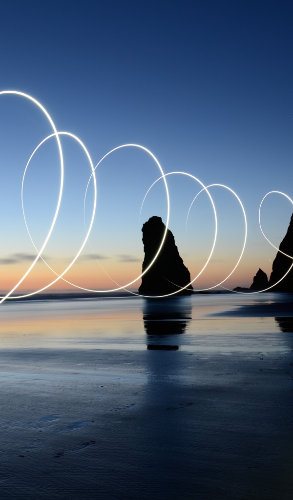 Яркая световая волна над мокрым морским песком