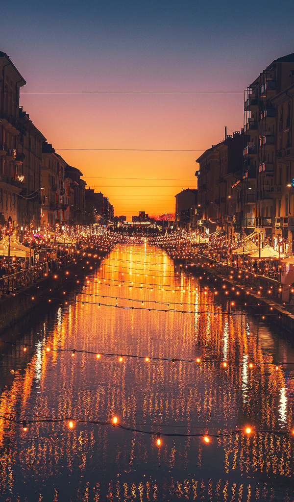 Яркие зажженные лампы над водным каналом