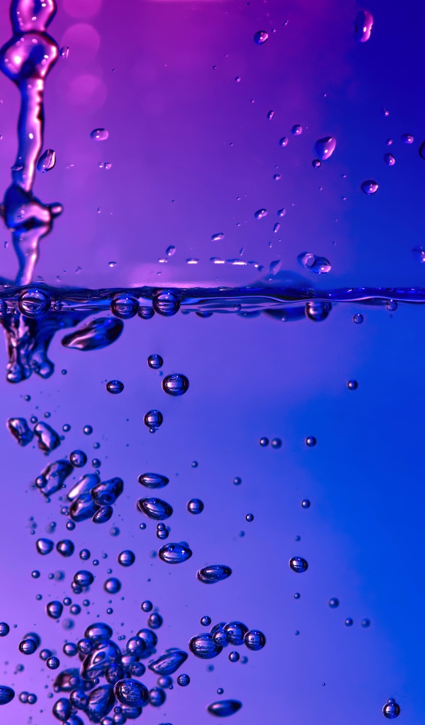 Пузыри в воде на синем фоне