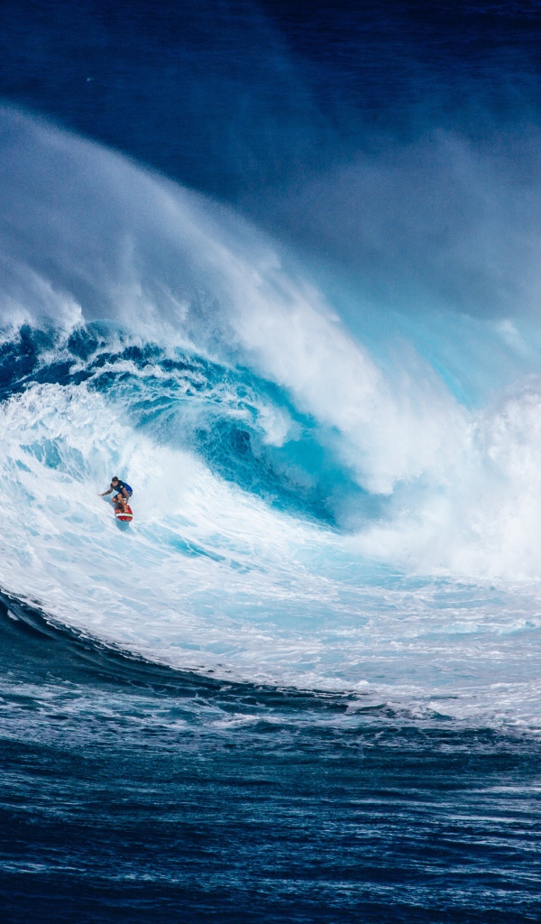 Высокая голубая волна с белой пеной для серфинга