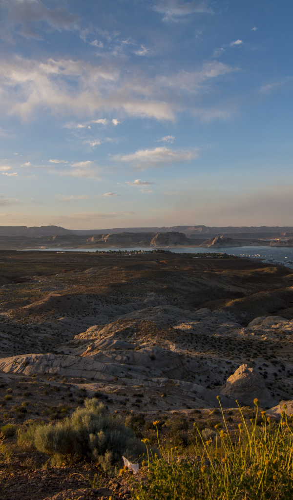Холмы у реки под голубым небом