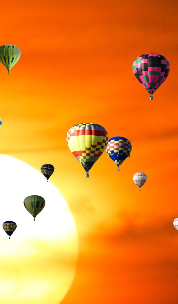 Монгольфьеры на фоне заката в небе