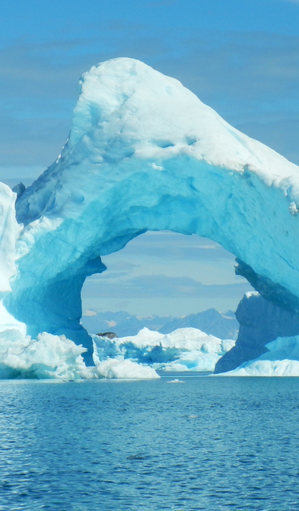 Огромный голубой айсберг в океане 