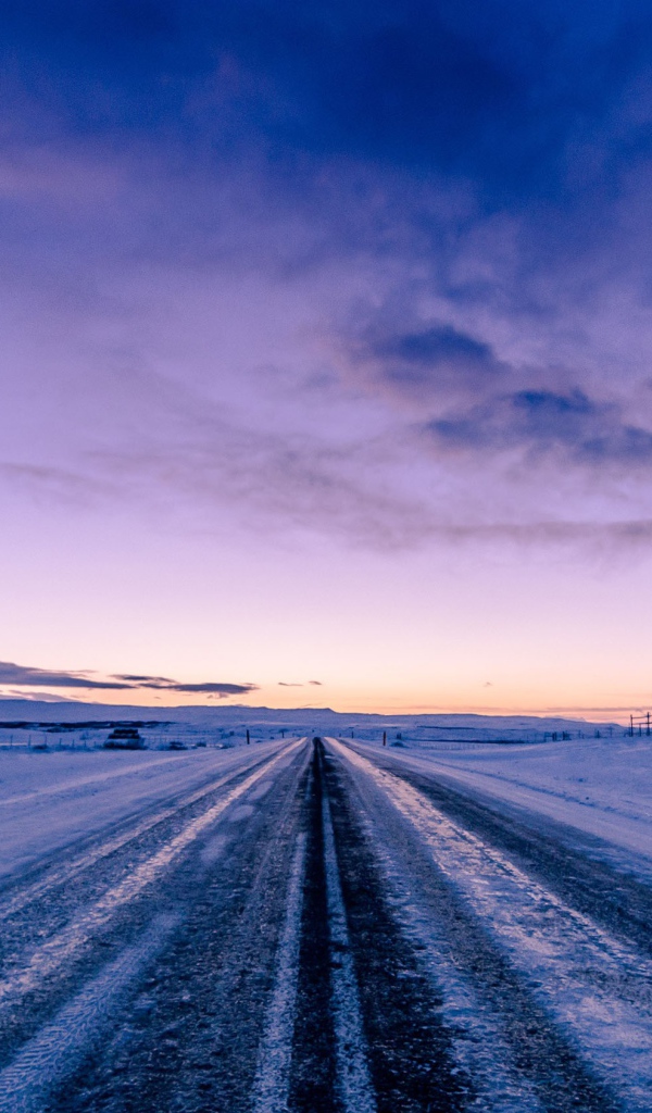 Покрытая льдом дорога на фоне неба 