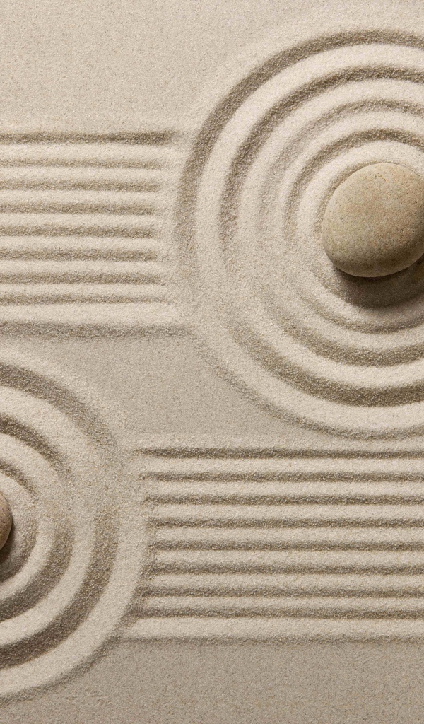 Японский сад камней на белом песке
