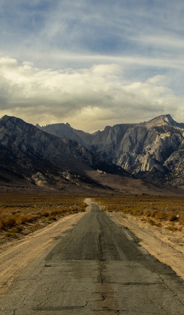 Длинная безлюдная дорога уходит в горы