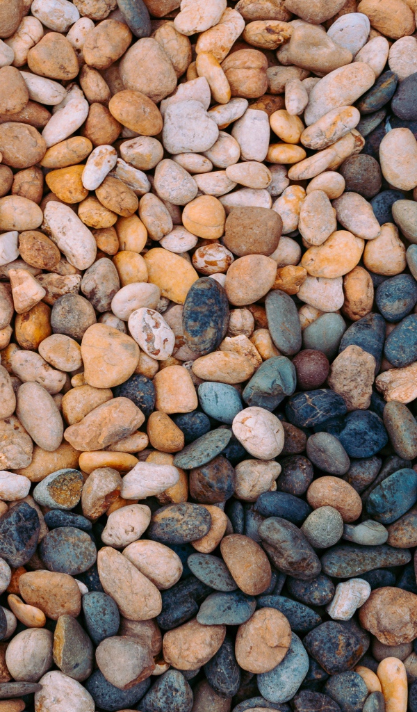 Много мелких разноцветных камней 