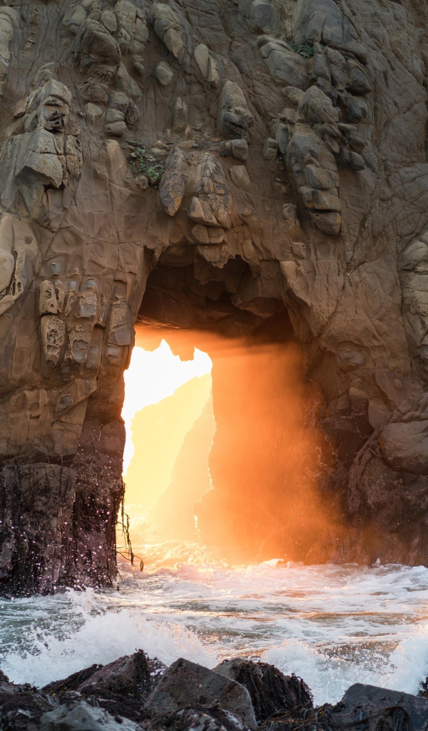 Проход в пещере в океане 
