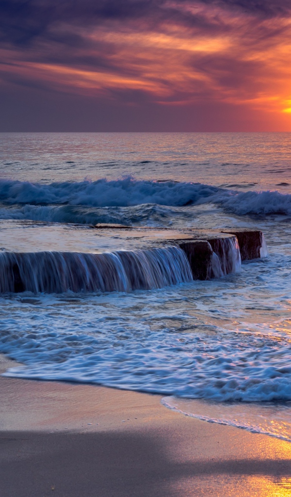 Бушующие волны океана на закате 