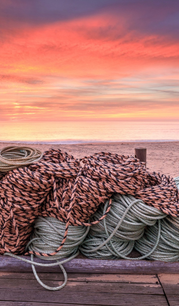 Канаты на деревянном мосту на фоне заката 