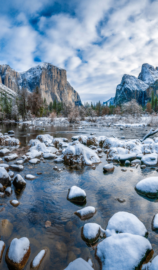Река с покрытыми снегом камнями, Йосемитский Национальный Парк,  Калифорния. США