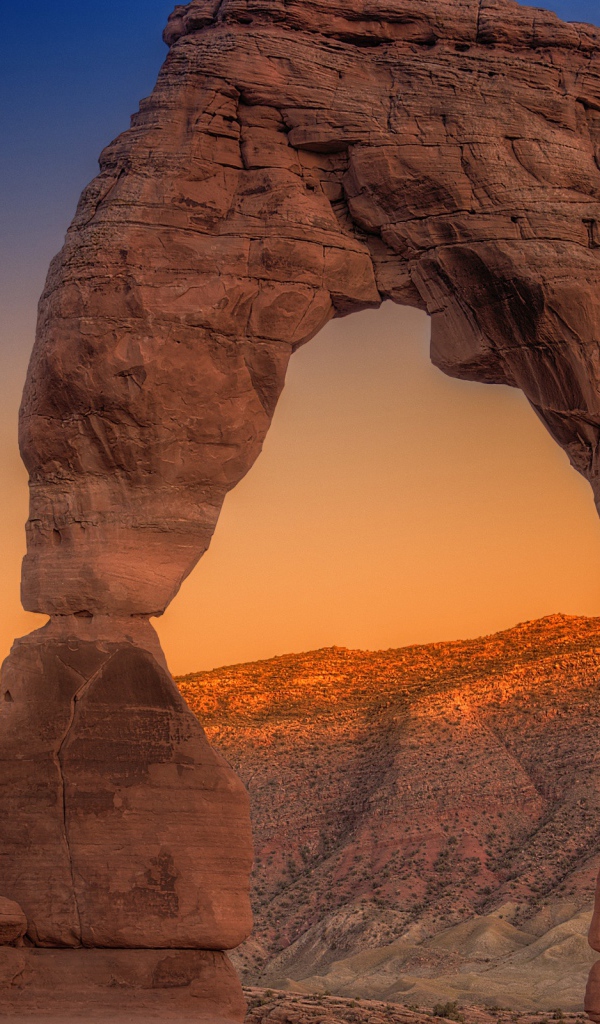 Каменная арка на фоне неба на закате солнца