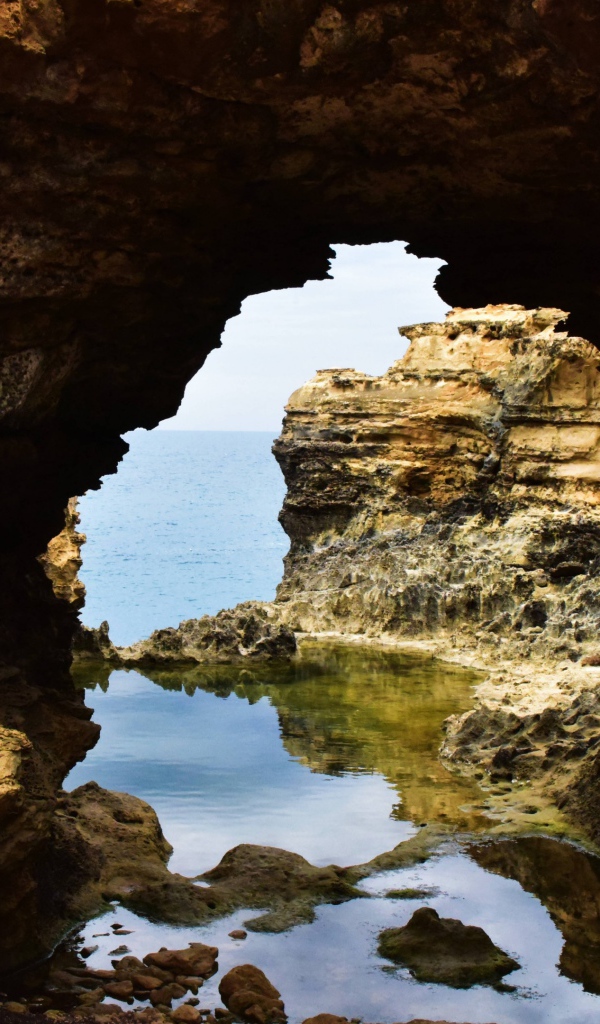 Проход в пещере в море