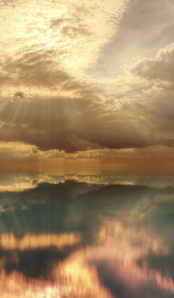 Лучи солнца в небе падают в спокойную воду озера