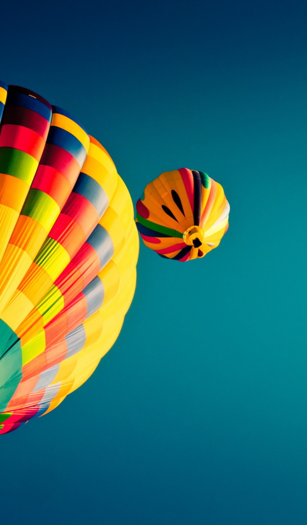 Два воздушных шара в голубом небе 