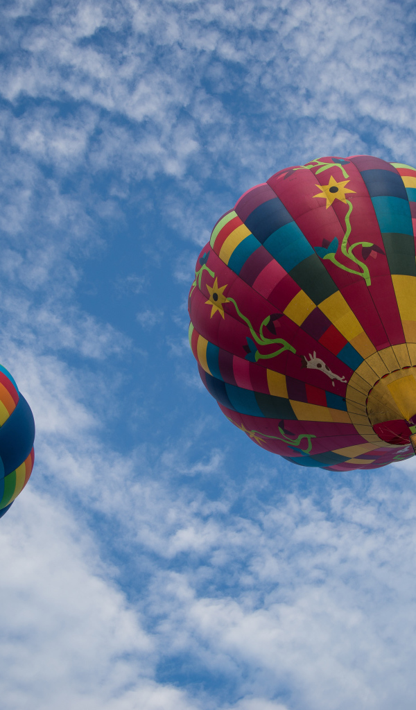 Два больших воздушных шара в голубом небе с белыми облаками