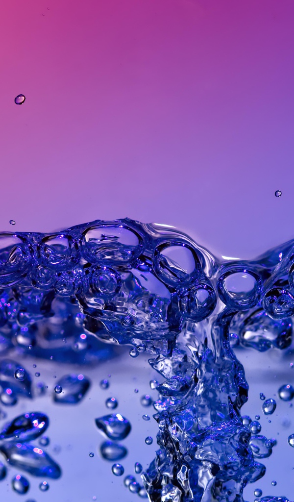 Пузыри воды на сиреневом фоне