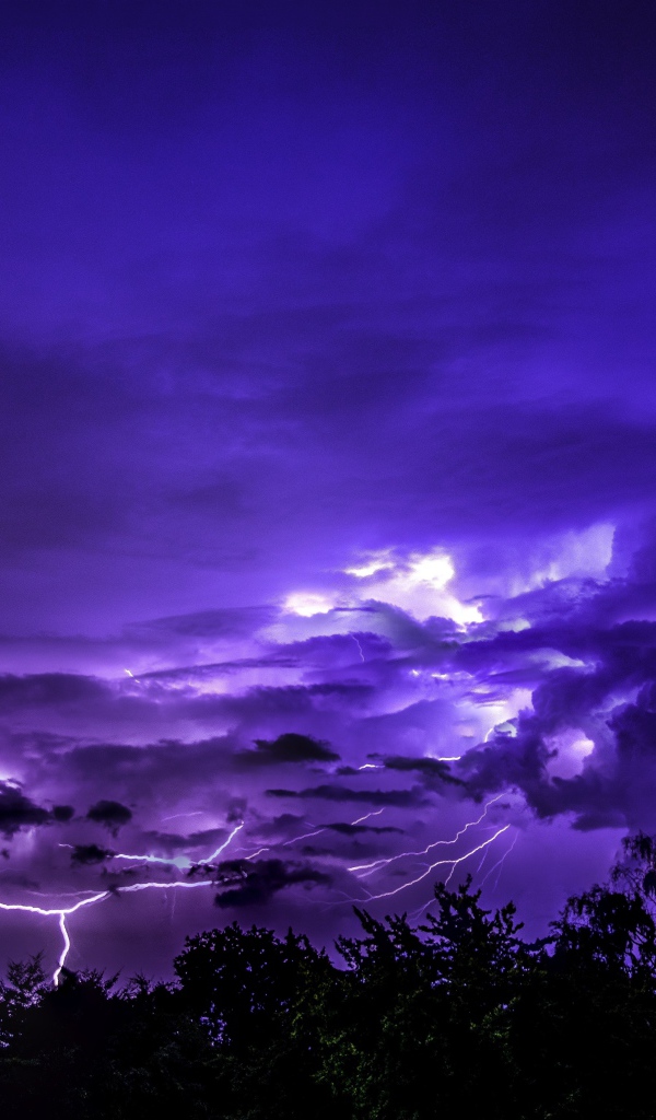 Белая молния в красивом фиолетовом небе