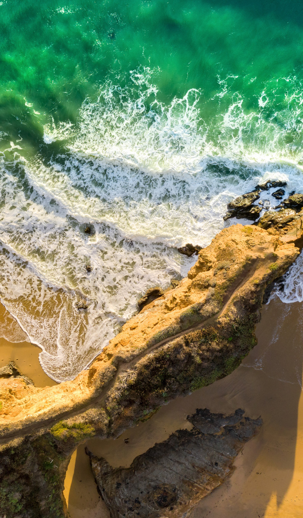 Белые волны океана на песке на береговой линии