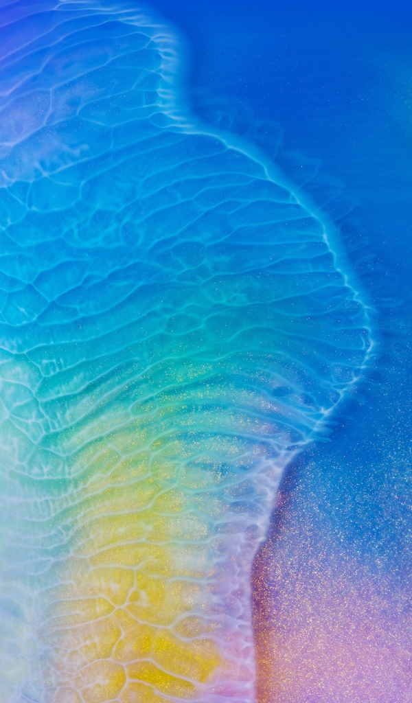 Белая вода омывает голубую поверхность 