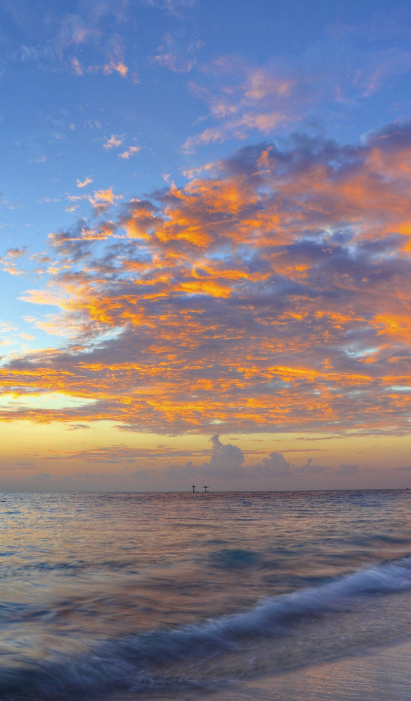 Красивый закат в небе на берегу тропического пляжа