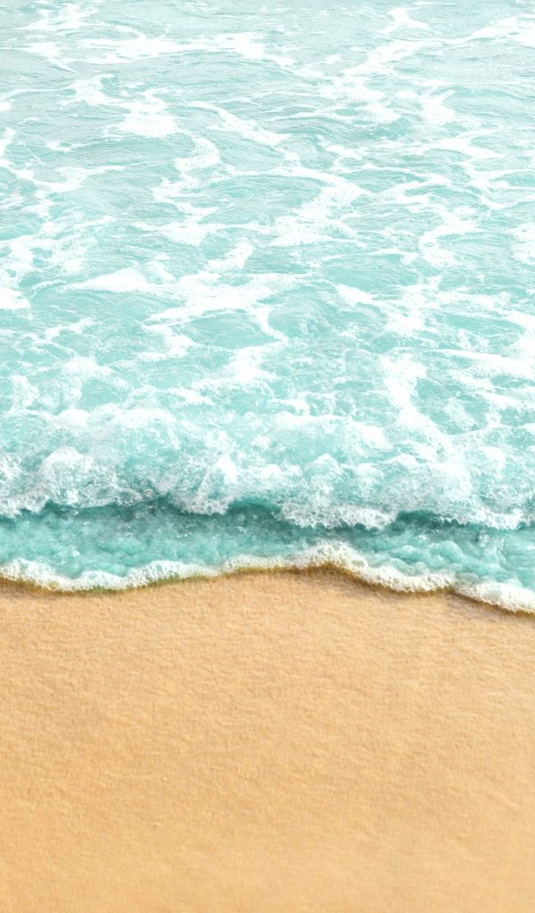 Голубая волна на теплом желтом песке летом