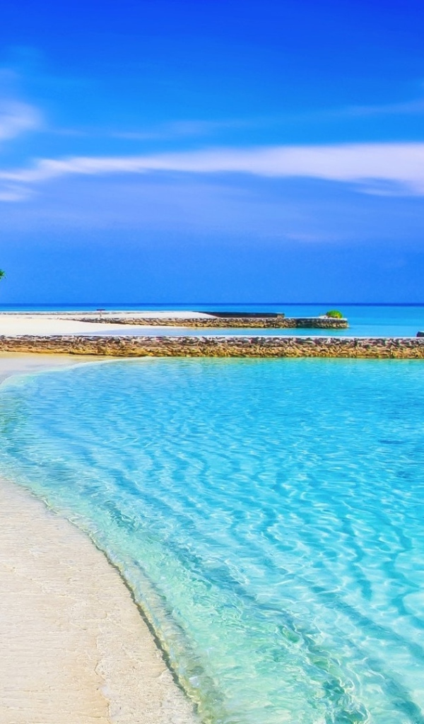 Чистая голубая вода океана на белом песке тропического пляжа