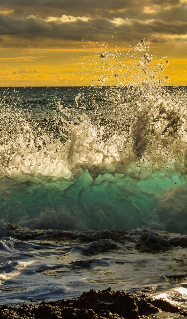 Бушующие белые волны на фоне низкий облаков в небе