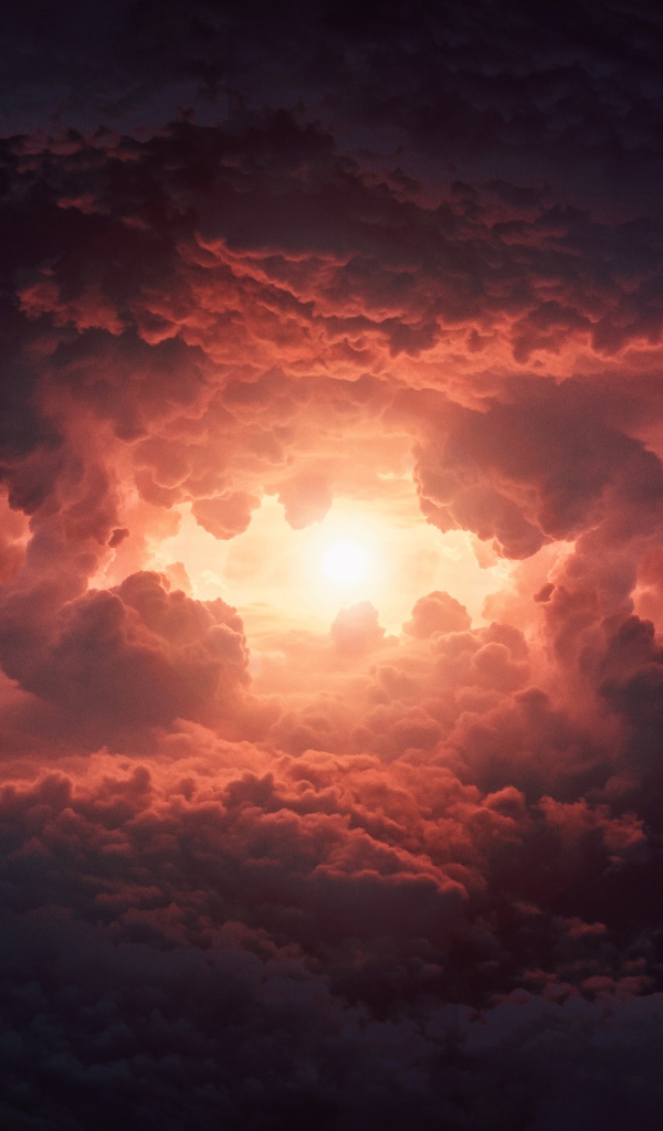 Яркая вспышка в грозовых облаках 